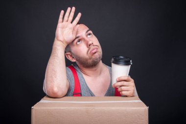 Paket servisi olan restoran kahve fincanı yorgun taşıyıcı adam