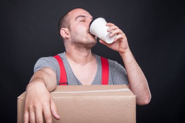 Paket servisi olan restoran fincan kahve içme taşıyıcı adam