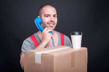 Evet çok ciddiyim poz taşıyıcı adam