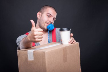 Kahve gösteren gibi sahip telefonda konuşurken taşıyıcı adam