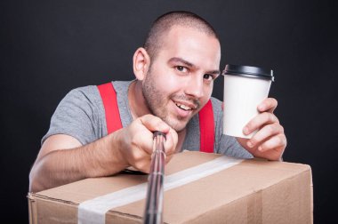 Taşıyıcı adam kahve Kupası alarak selfie