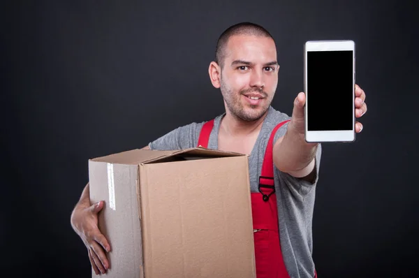 Mover hombre cuadro de espera que muestra la pantalla en blanco smartphone — Foto de Stock