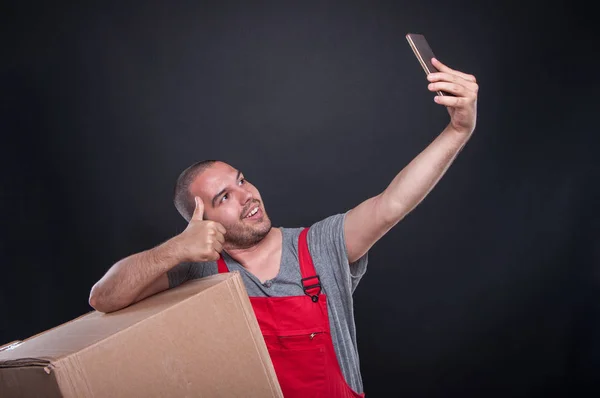 Taşıyıcı adam gibi gösterilen kutusu alma selfie holding — Stok fotoğraf