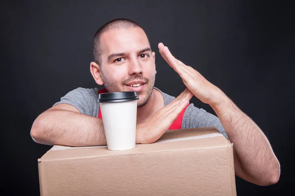 Verhuizer kerel time-out gebaar met koffie maken — Stockfoto