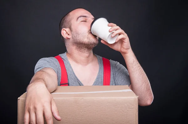 Чоловік п'є каву з чашки вилучення — стокове фото