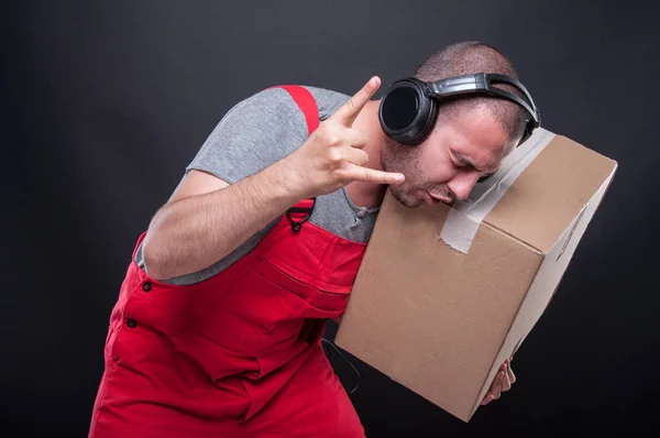 Μετακινούμενος τύπος κρατώντας κουτί χειρονομώ ροκ μουσική — Φωτογραφία Αρχείου