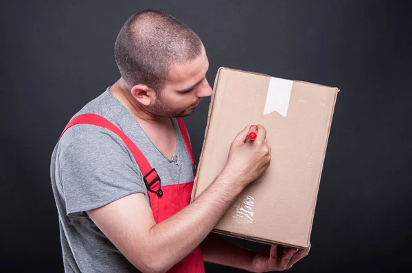 Verhuizer man schrijven op doos met rode markering — Stockfoto