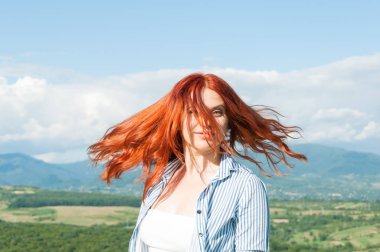 Hippi saç üfleme kadın portresi yaz