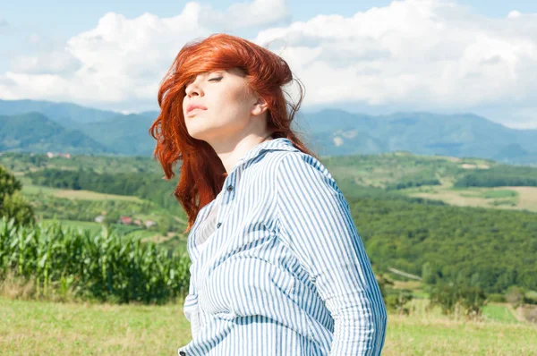 Doğa romantik güzel genç kadın portresi