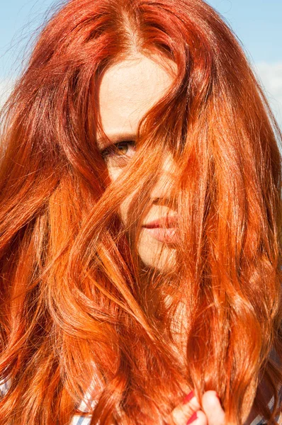 特写镜头的红发女性放松外 — 图库照片