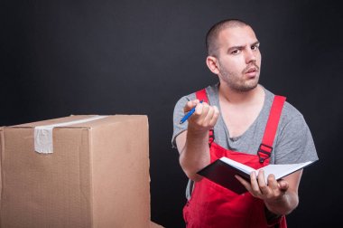 Yazmak için bilgi soran gündem taşıyıcı adam