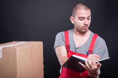 Taşıyıcı adam gündemindeki kutuları ile yazma