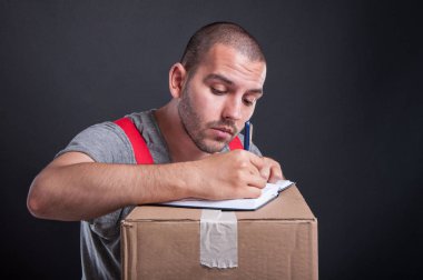 Karton kutular gündemde yazılı taşıyıcı adam