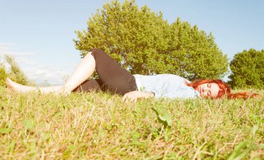 Güzel yaz kadının açık havada doğa