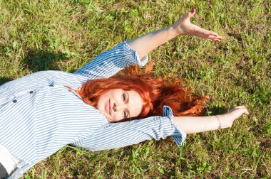 Güzel erkek sahada yalan