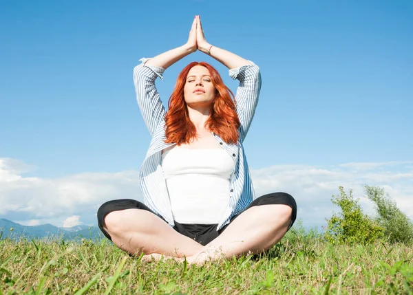 Rothaarige Yoga-Frau in Meditationspose — Stockfoto