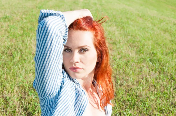 Retrato de beleza de jovem mulher atraente — Fotografia de Stock