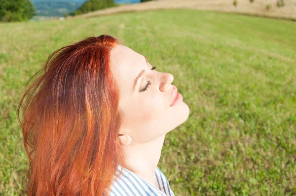 Mulher relaxante e desfrutando do sol — Fotografia de Stock