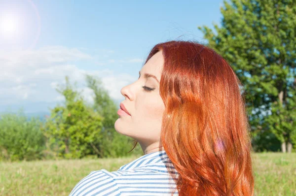 Vermelho cabelo fêmea amando para ficar na natureza — Fotografia de Stock