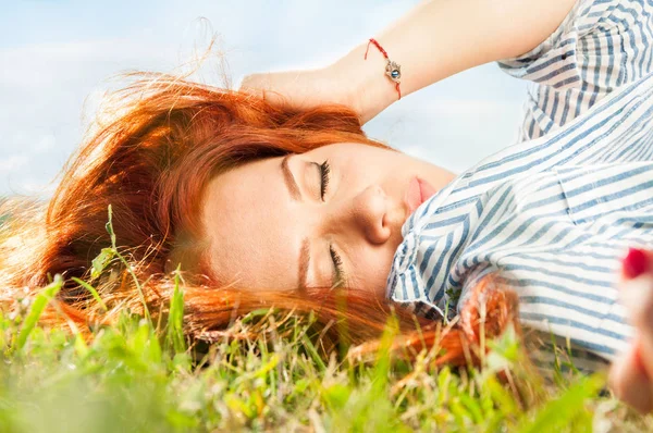 Menina no campo verde de pé com os olhos fechados — Fotografia de Stock
