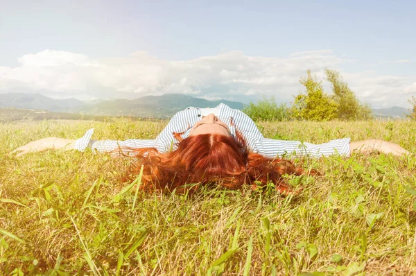 Jeune fille hipster se détendre sur l'herbe — Photo