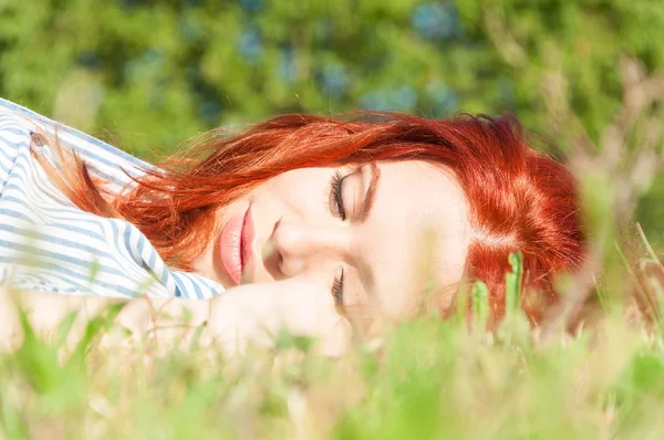 Femme détendue se couche sur l'herbe dans la nature — Photo