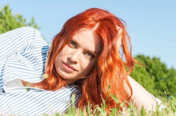 Atractiv fată tânără întinsă pe iarbă de vară — Fotografie, imagine de stoc