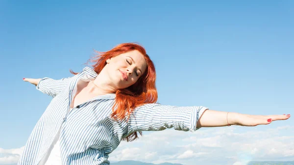 Žena relaxační s otevřenou náručí — Stock fotografie