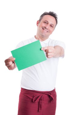 Neşeli kasap boş kağıt kameraya gösterilen