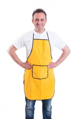 Sarı önlük emin poz ile genç adam