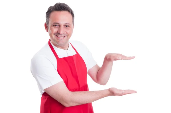 Supermarché vendeur montrant quelque chose de petit avec les mains — Photo