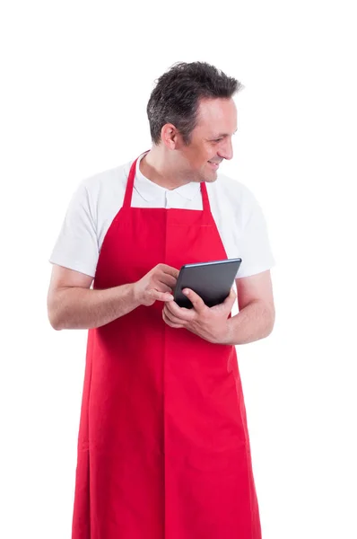 Varejista supermercado profissional trabalhando com tablet digital — Fotografia de Stock