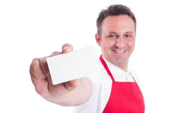 Sorrindo vendedor mostrando seu cartão de visita em close-up — Fotografia de Stock