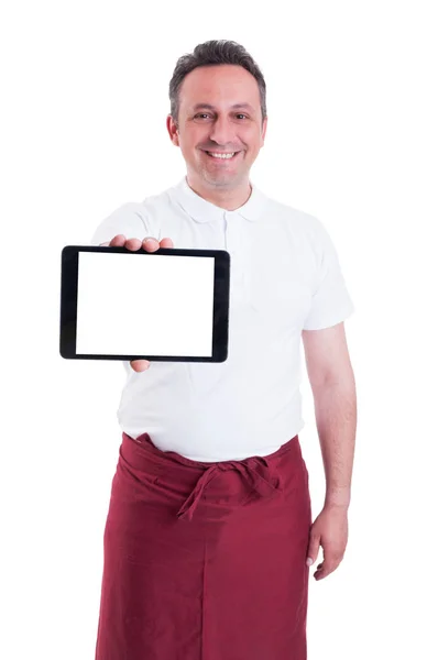 Veselá butcher drží jeho moderní tablet s prázdnou obrazovkou — Stock fotografie