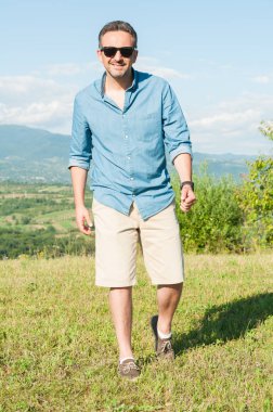 Dışında yürüme çekici yakışıklı erkek 