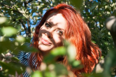 Doğada vakit güzel kızıl saçlı erkek