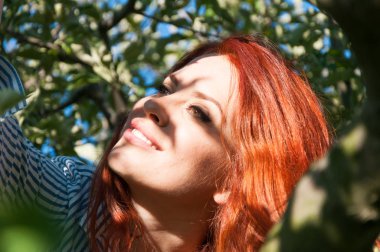 Güzel genç hipster sit bir ağaç üzerinde