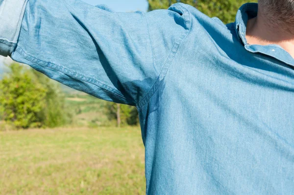 Concepto de calor de verano con axila masculina — Foto de Stock