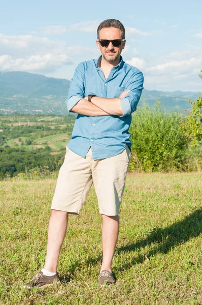 Hombre guapo al aire libre — Foto de Stock