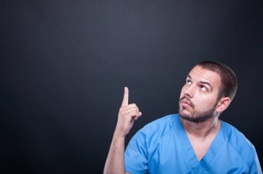 Yukarı dönük önlük giyen adam tıbbi hemşire