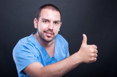 Gülümseyen erkek tıbbi hemşire hareketi gibi gösterilen