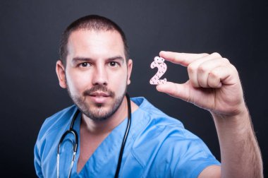 Erkek çocuk doktoru gösteren ikinci seçici odak