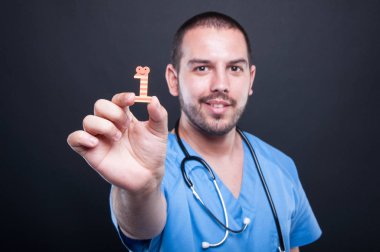 Erkek çocuk doktoru gösteren bir seçici odak