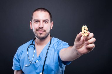 Erkek çocuk doktoru gösteren sayının sekiz seçici odak