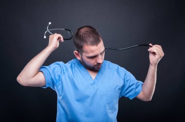 Doktor onun stetoskop çekici önlük giyiyor