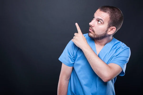 Medische verpleger dragen schrobt omhoog — Stockfoto