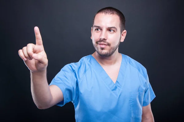 अदृश्य टचस्क्रीन का उपयोग करके स्क्रब पहनने वाली पुरुष मेडिकल नर्स — स्टॉक फ़ोटो, इमेज