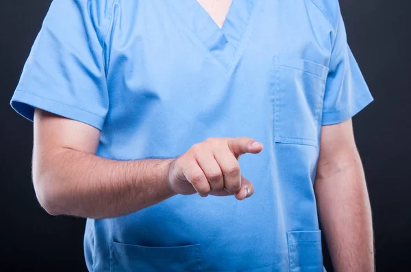 Close-up van medisch verpleegkundige dragen schrobt met touchscreen — Stockfoto