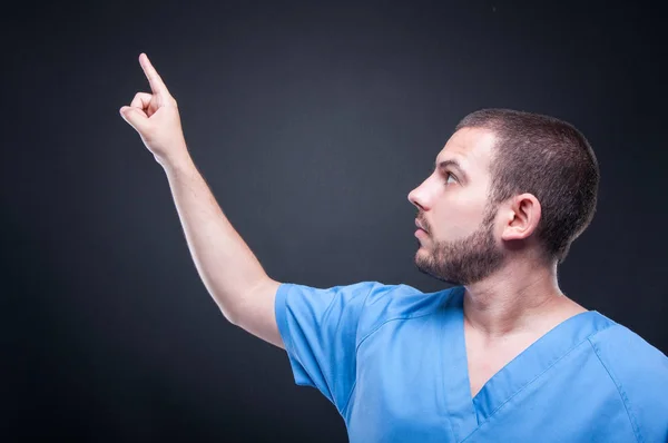 Görünmez dokunmatik ekran kullanarak önlük giyen adam tıbbi hemşire — Stok fotoğraf