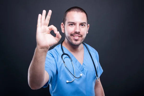 Ok のジェスチャーを示す男性医師の肖像画 — ストック写真